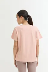 Remera negra de algodón, de corte recto y cuello redondo.