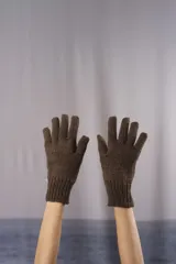 Guantes tejidos de lana color marrón claro, con puño acanalado.