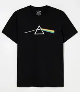 Remera negra de algodón con corte confort fit, cuello redondo y manga corta. Estampa frontal con el logo del álbum The Dark Side of the Moon de Pink Floyd.