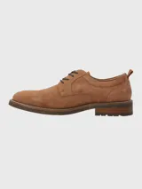 Zapato acordonado de cuero color marrón claro, con suela de goma y detalle de tirador en el talón.