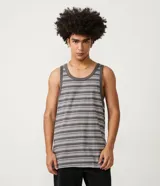 Musculosa gris con rayas horizontales blancas, cuello redondo y sisas con ribete gris.