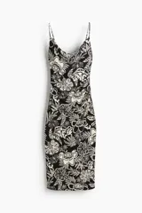 Vestido midi ajustado con breteles finos y escote drapeado. Presenta frunces laterales que generan un efecto drapeado.