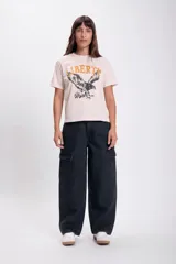 Pantalón cargo negro de corte holgado con bolsillos laterales con solapa.