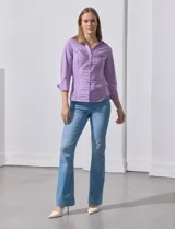 Camisa blanca de algodón marca Zac & Rachel, con cuello con solapa, abertura central con botones, delantera tableada y laterales elastizados.