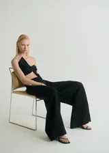 Pantalón negro de tiro alto y corte wide leg.