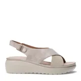 Sandalia de mujer con plataforma, color beige, con tiras cruzadas en la capellada de color negro.