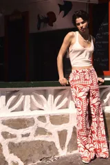 Pantalón de vestir de tiro alto con piernas amplias y cierre con botón oculto. Presenta pinzas moldeadoras adelante y atrás.