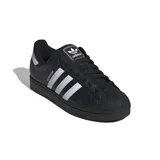 Championes Adidas Superstar II, color negro con las tres tiras laterales y el talón en blanco.
