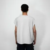 Musculosa blanca de algodón premium, corte oversize y sin mangas, con estampado minimalista en negro en el frente que incluye el texto "VENEFO® COMPANY" y "004@1994 .CCL™".