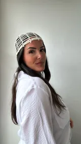 Gorro tipo turbante tejido al crochet color crudo, con diseño de red.