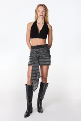 Minifalda gris con lurex, con lazo en la cintura.