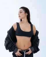 Top deportivo negro con escote redondo y breteles anchos.