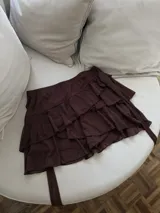 Minifalda marrón con volados y lazos laterales.