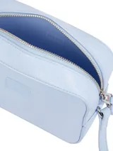 Bandolera Tommy Jeans Essential para mujer, color celeste, de forma rectangular con correa ajustable con hebilla plateada. Cuenta con logo de la marca en la parte frontal.