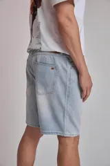 Bermuda de jean celeste claro con corte a la rodilla.