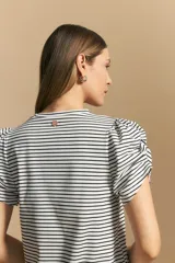 Remera de manga corta con rayas horizontales negras y blancas. Presenta cuello redondo y mangas abullonadas con frunce en los hombros.