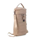 Matera verde militar con detalles en cuero color suela, con correa de galón regulable y manija superior. Cuenta con bolsillo interior con cierre y compartimiento apto para termos de 1000 ml de capacidad.