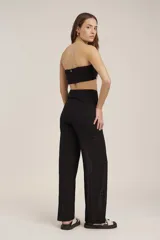 Top strapless color beige con bordado de flores.