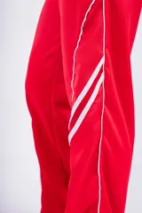 Pantalón deportivo rojo con detalles de líneas blancas curvas en los laterales.