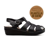 Sandalia casual negra con plantilla de cuero, tiras anchas cruzadas en el empeine y hebilla metálica lateral.