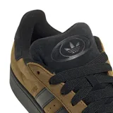 Championes Adidas Campus 00s color marrón con detalles en negro, incluyendo las tres tiras laterales características de la marca.