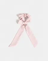 Scrunchie color rosa claro con moño.