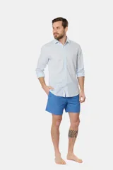 Short de baño azul vibrante, de corte clásico y largo medio, con cintura elástica y cordón ajustable. Cuenta con bolsillos laterales y suspensor de malla fina interior.