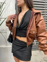 Top marrón con escote drapeado, cuello halter y espalda descubierta.