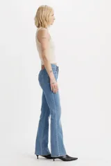 Pantalón de jean celeste de tiro alto con corte bootcut. El diseño presenta roturas sutiles en la rodilla y en el muslo.