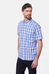 Camisa de manga corta con cuello abotonado y estampado a cuadros en tonos celeste, azul y blanco.