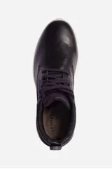 Bota de cuero marrón con cordones, caña media y suela de goma color beige.