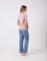 Buzo de punto fino color azul marino, con cuello redondo y mangas cortas.