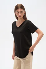 Blusa roja de poliamida, corte ancho y cuello en V.