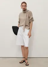 Shorts blancos de algodón, estilo bermuda, con tiro medio y corte recto.