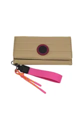 Billetera beige con cierre de solapa y botón a presión. Tiene un logo circular con borde fucsia y correa de muñeca fucsia con detalles en naranja.