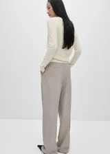 Sweater lila de cashmere con cuello redondo y mangas largas.