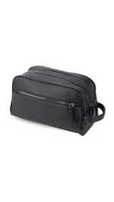 Neceser unisex de símil cuero color camel, con forma rectangular y asa lateral. Presenta un bolsillo frontal con cierre vertical y un compartimento principal con cierre superior.