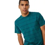Remera verde con rayas horizontales negras, de corte clásico y manga corta.