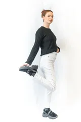 Sweater mostaza de punto acanalado, con cuello redondo y mangas largas.