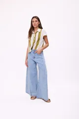 Pantalón jean color borgoña, de corte wide leg y tiro alto.