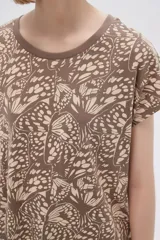 Remera marrón con estampado de ramas, corte holgado y mangas cortas.