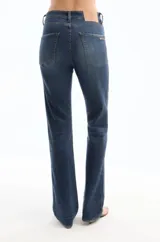 Pantalón de jean azul de corte recto.