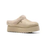 Zueco beige con plataforma, capellada de microfibra con apariencia de gamuza, cuello y forro de piel sintética, plantilla acolchada Skechers Memory Foam y suela de tracción flexible.