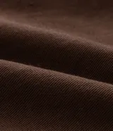 Short comfy marrón de sarga de algodón BCI, con cintura elástica, lazo y bolsillos laterales. Diseño Curve & Plus Size.