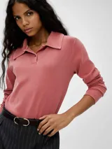 Camiseta tipo polo de manga larga color rosado, con cuello clásico y cierre de botones parcial.