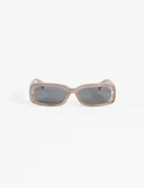 Lentes de sol negros, con protección UV y diseñado en forma rectangular, ideales para el verano.