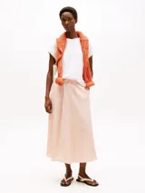 Remera blanca de algodón con mangas cortas con dobladillo y logo bordado en el pecho. Corte regular.