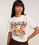 Remera blanca de algodón con cuello redondo y mangas cortas. Estampa frontal con lettering "Snacks Chip n' Dale" y dibujo de Tico y Teco comiendo pizza.