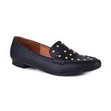 Zapato mocasín color blanco hueso, con puntera fina y apliques de tachas plateadas.