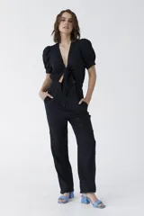 Mono largo color celeste, de lino, con escote en V, mangas cortas abullonadas y lazo en la cintura.